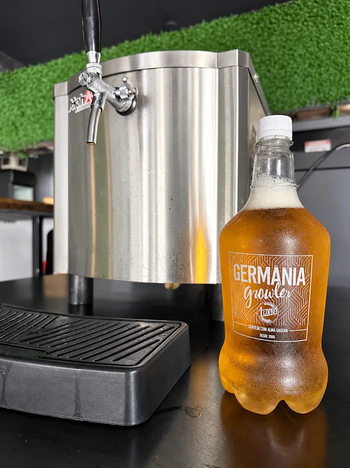 Garrafinha de chopp Germania ao lado de uma chopeira